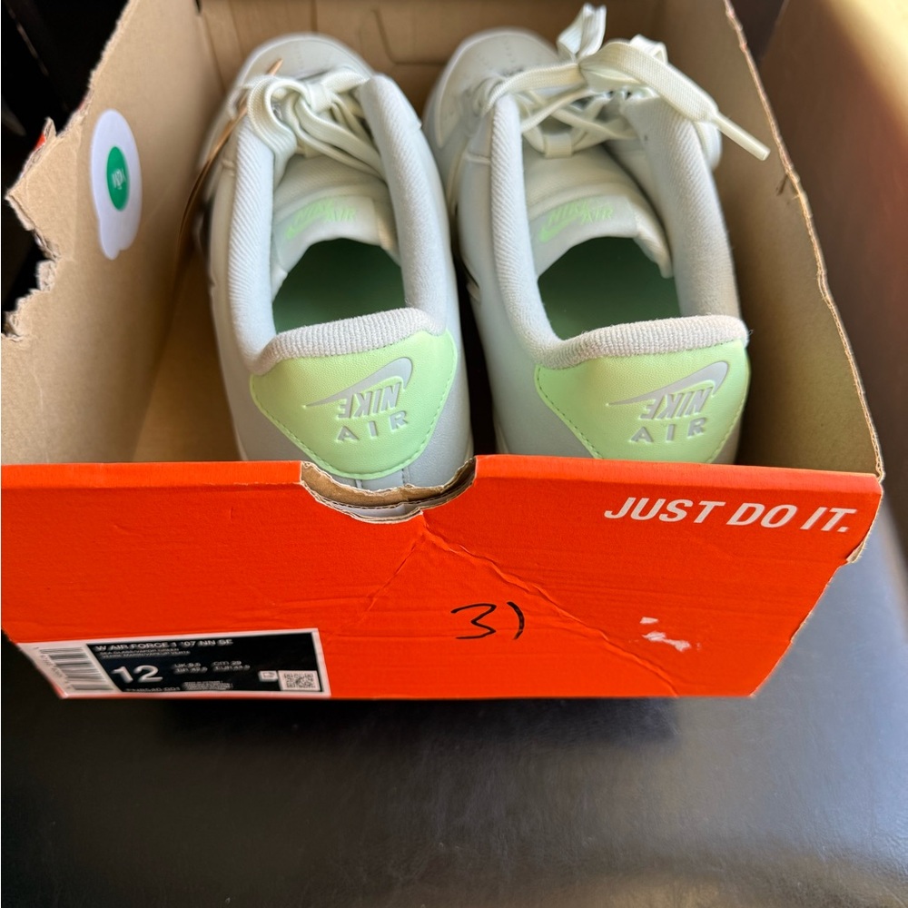 Nike White Low-Top Sneakers with Light Green‎ Insoles - Picture 9 of 9